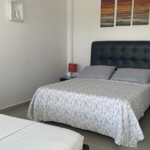 Habitación 8 – Suite Matrimonial con baño privado, AA, TV y cama extra